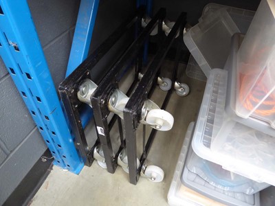 Lot 4557 - 3 4 wheel black machine skates