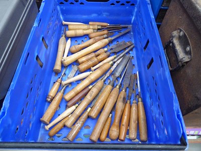 Lot 4620 - Box of chisels inc. wood turning chisels