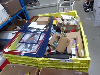 Lot 3210 - Pallet of various household ware