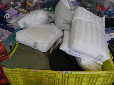 Lot 1470 - Pallet containing mixed bedding to include...