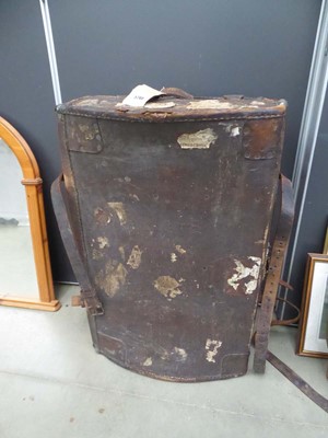 Lot 5249 - Vintage leather travelling case