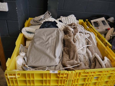 Lot 1472 - Pallet containing mixed bedding to include...