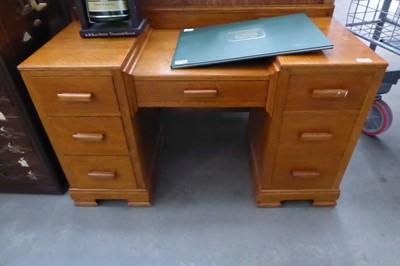 Lot 5121 - An oak Heal's style dressing table