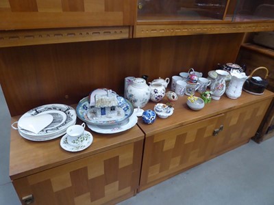 Lot 5305 - A quantity of coffee cups and saucers, Ginger...