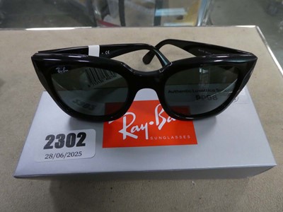 Lot 2302 - Boxed pair of Ray ban sunglasses