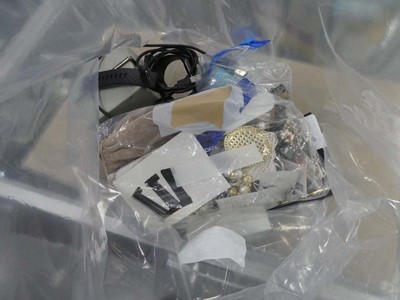 Lot 2319 - Bag containing various jewellery items,...