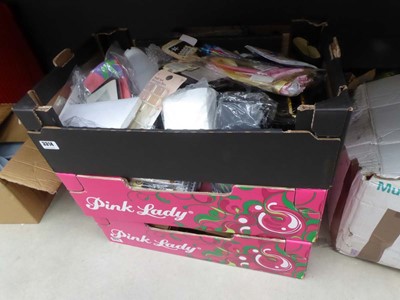 Lot 3314 - 5 trays of mixed household items