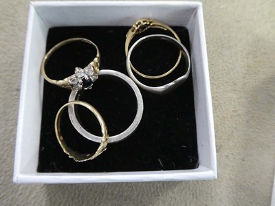 Lot 2330 - Jewellery box containing various rings