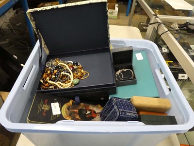 Lot 2363 - Box containing various jewellery items