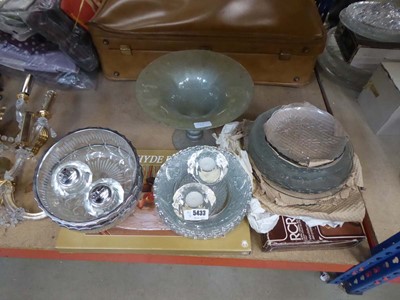 Lot 5433 - Quantity of glass plates and dishes, plus 2...
