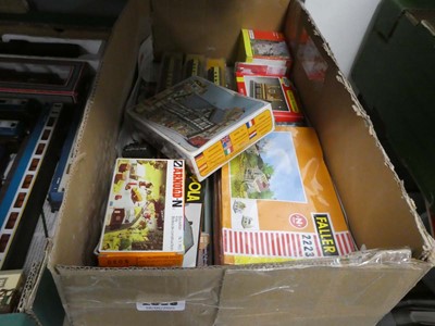 Lot 2398 - Box containing N-gauge coaches, wagons and...