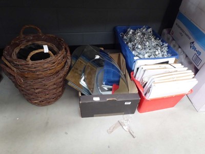 Lot 3372 - Tray of woven baskets, mirrors, decorations,...
