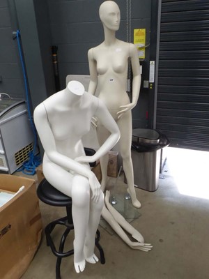 Lot 3488 - 2 female mannequins