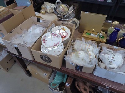 Lot 5481 - 4 boxes containing cake plates, plus Royal...