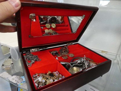 Lot 2469 - Jewellery box containing various jewellery...