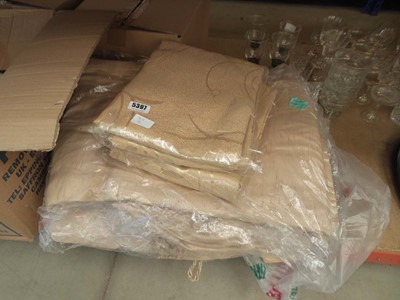 Lot 5397 - Quantity of beige floral patterned curtaining