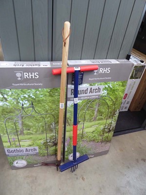 Lot 4287 - Spear and Jackson lawn aerator, and additional...
