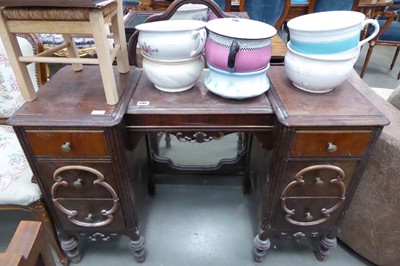 Lot 5181 - 1920s walnut dressing table
