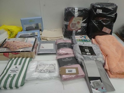 Lot 3587 - Duvet set, assorted bathroom towels,...
