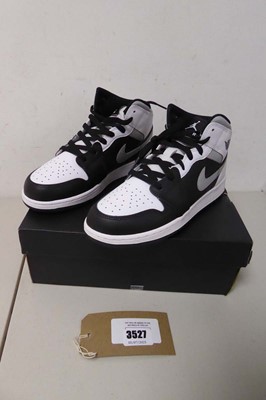 Lot 3527 - Boxed pair of juniors Nike Air Jordan 1 Mid,...