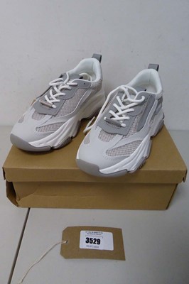 Lot 3529 - Boxed pair of Steve Madden Possession trainers,...