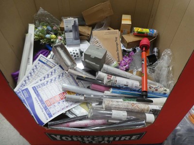 Lot 3593 - Large pallet box of assorted household items