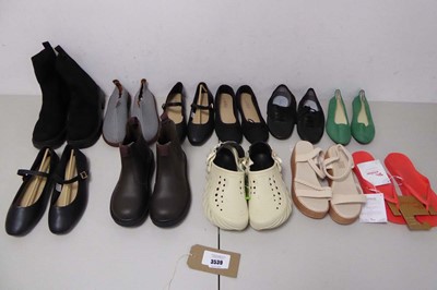 Lot 3539 - 11 pairs of ladies shoes of various styles and...
