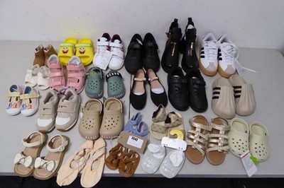 Lot 3542 - 23 pairs of kids/juniors shoes of various...