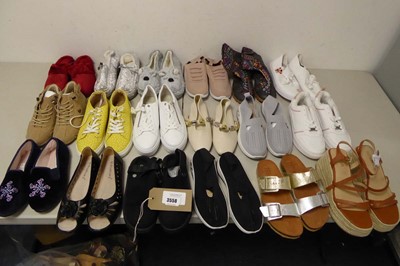Lot 3558 - 18 pairs of ladies shoes of various styles and...