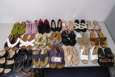 Lot 3560 - 21 pairs of ladies shoes of various styles and...