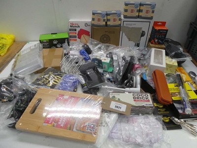 Lot 3621 - Large bag of assorted household items