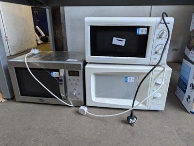 Lot 609 - 3 domestic microwave ovens