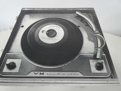 Lot Box containing vinyl albums incl. Neil Young,...
