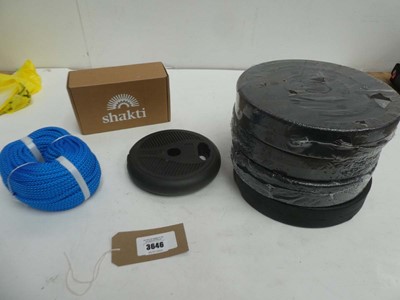 Lot 3646 - 4 5kg weight plates, 2kg hand weight, training...