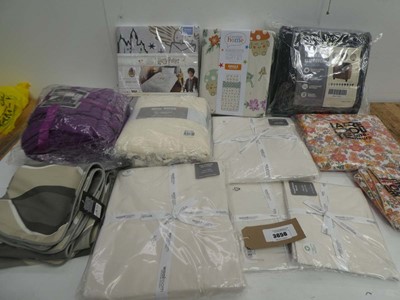 Lot 3656 - Duvet sets, fitted sheets, pillowcases, towels,...