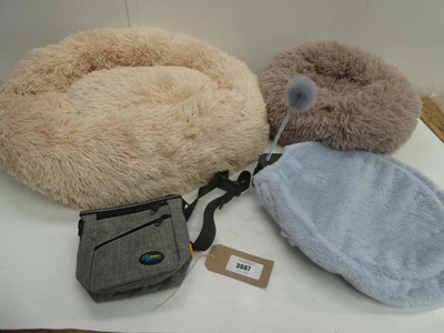 Lot 3667 - 3 pet beds and treat bag