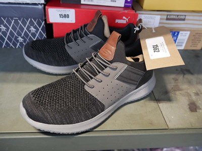 Lot 1562 - unBoxed pair of Skechers 'delson camben'...