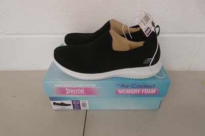 Lot 1569 - Boxed pair of Skechers stretch fit air cooled...