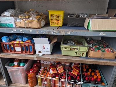 Lot 945 - 3 shelves of palm oil, seasoning mix, herbs,...