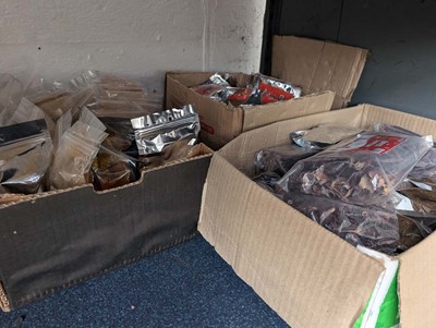 Lot 945 - 3 shelves of palm oil, seasoning mix, herbs,...