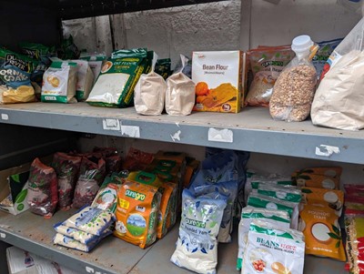 Lot 949 - 2 shelves of oat flour, bean flour, corn meal,...