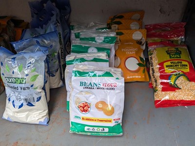 Lot 949 - 2 shelves of oat flour, bean flour, corn meal,...