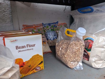 Lot 949 - 2 shelves of oat flour, bean flour, corn meal,...