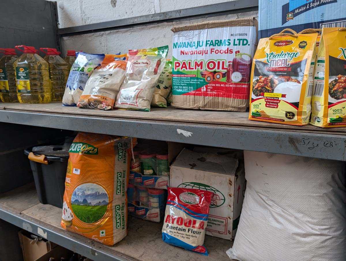 Lot 951 - 2 shelves of palm oil, plantain flour,...