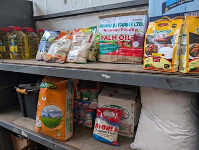 Lot 951 - 2 shelves of palm oil, plantain flour,...