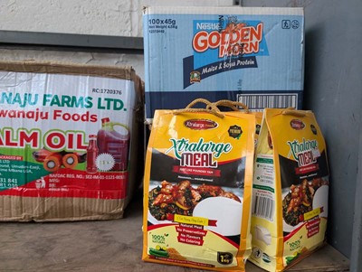 Lot 951 - 2 shelves of palm oil, plantain flour,...