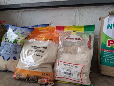 Lot 951 - 2 shelves of palm oil, plantain flour,...