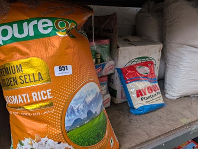 Lot 951 - 2 shelves of palm oil, plantain flour,...