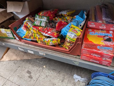 Lot 952 - 1 shelf of sweetened biscuits, plantain,...