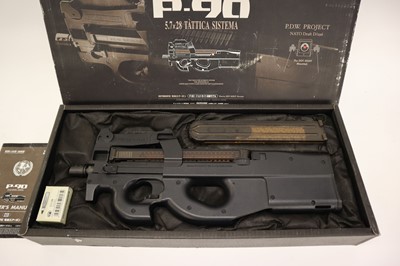 Lot 1581 - (S37) Tokyo Marui P-90 5.7x28 Tattica Sistema...